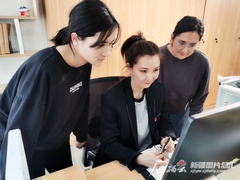 2020年5月,玛日耶姆古丽正在给学生辅导国家通用语言文字。图片由本人提供