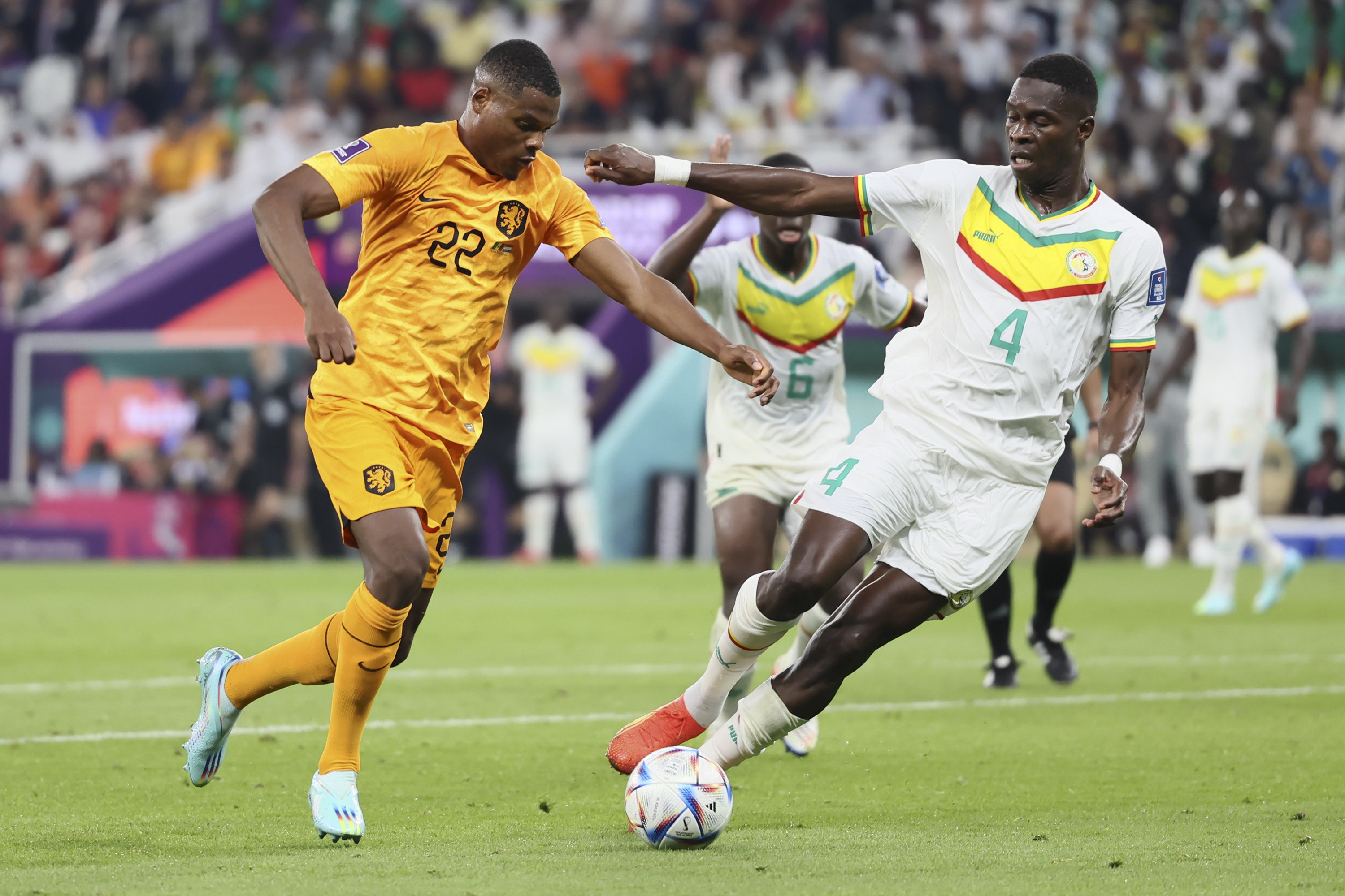 体育>世界杯>正文>11月21日,荷兰队球员丹泽尔·邓弗里斯(左)与