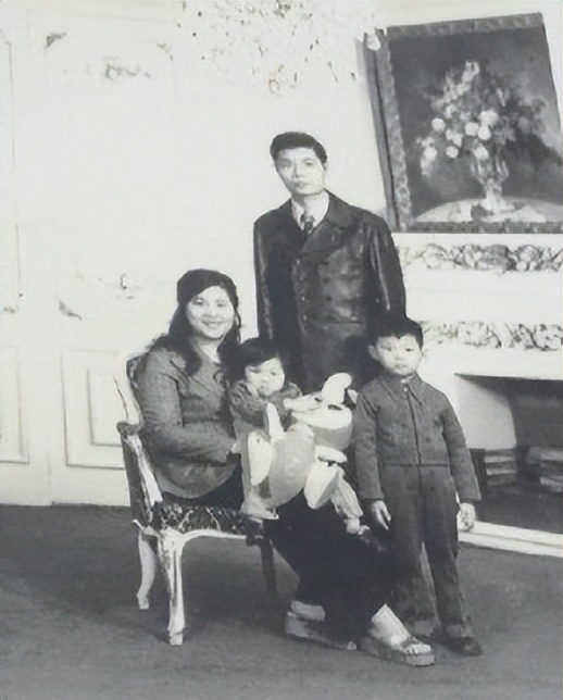 老照片上世纪七八十年代大家庭合影一家人其乐融融