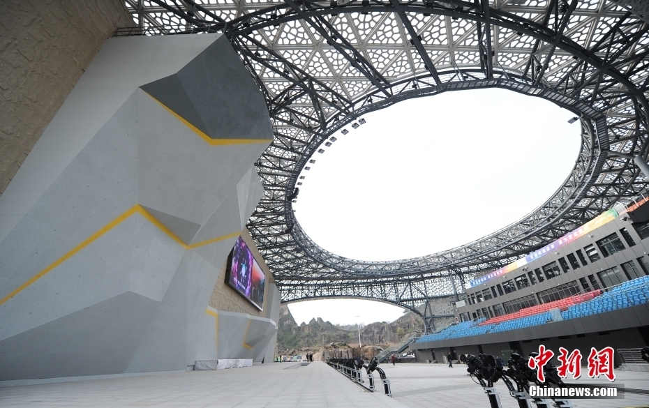 羊山攀岩中心内的攀岩赛道和观众席等已建成。中新社记者 王刚 摄