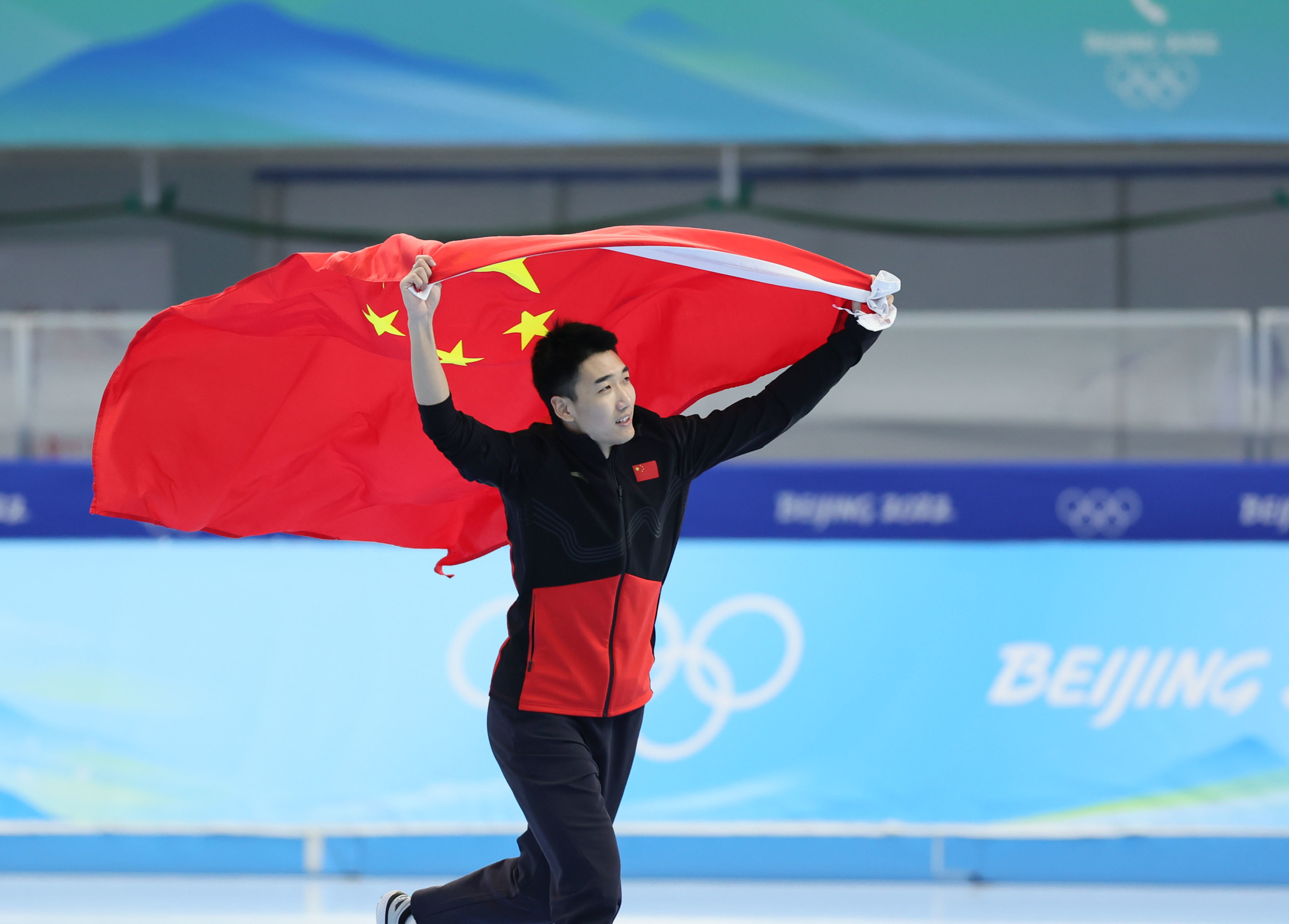 2月12日,中国选手高亭宇在北京冬奥会速度滑冰男子500米决赛后庆祝