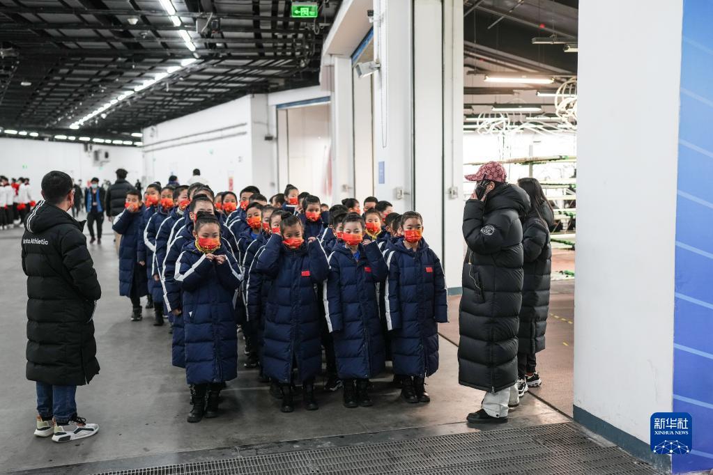 彩排前，在国家体育场（鸟巢）后台，马兰花儿童合唱团的孩子们在候场（1月12日摄）。新华社记者 彭子洋 摄