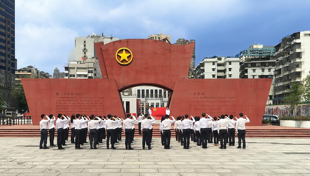 △2022年4月26日，广州青年在“团一大”纪念广场宣誓入团。