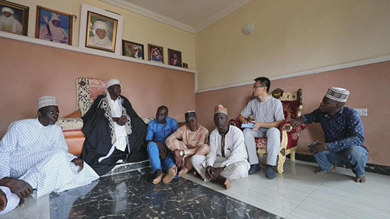 孔涛与酋长及村民代表交流。受访者供图