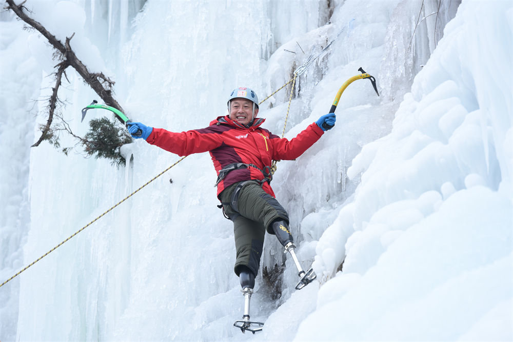 夏伯渝在北京房山区霞云岭攀冰（2017年1月17日摄）。因截肢而中断运动员生涯的夏伯渝，69岁登上珠峰之巅，成为极少数登上珠峰的双腿截肢者之一。新华社发