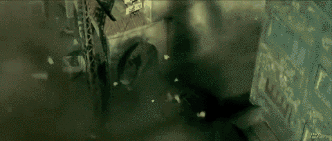 ▲美国电影《黑鹰坠落》中再现了美国黑鹰直升机被索马里民兵击落的一幕。