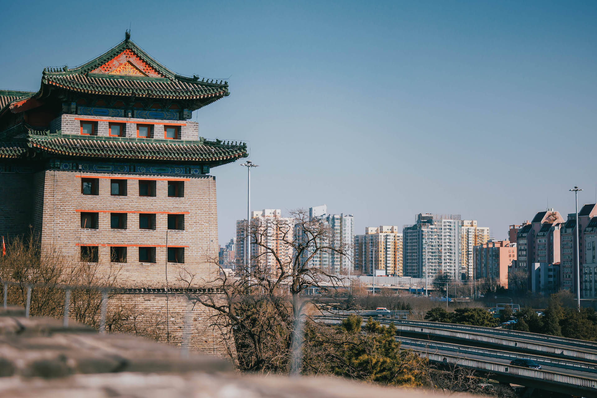 明城牆遺址公園在崇文門附近,子從崇文門地鐵站到城東南角樓,大概有1.