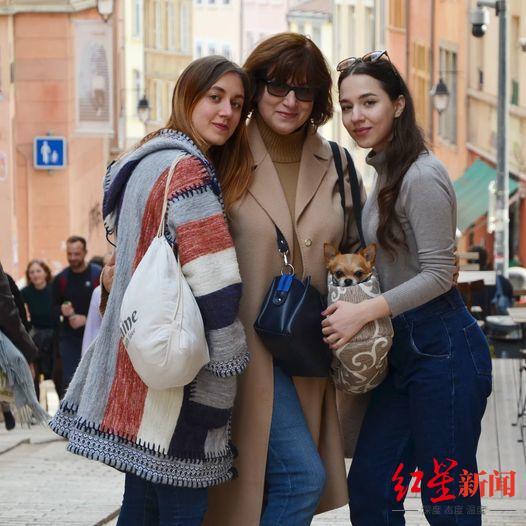 ↑经过大半个月的奔波后，塔雅（右）和母亲（中）与姐姐Lana（左）在法国相聚。