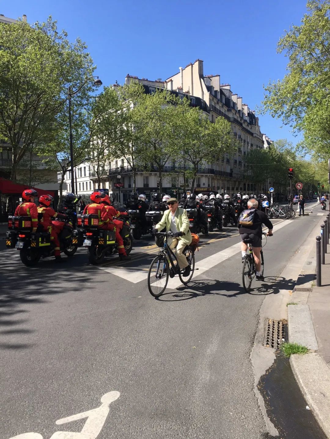 ▲ 巴黎的游行被警方列为“高风险”，因为示威人群中可能混入包括黄马甲、极左无政府主义者等。图为警察在游行现场维持秩序。（推特账号@ariah2）
