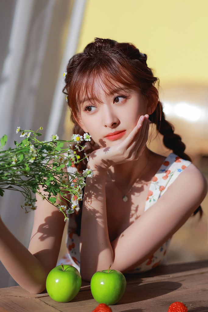 代文雯夏日写真清新甜美碎花裙配双麻花辫少女感十足