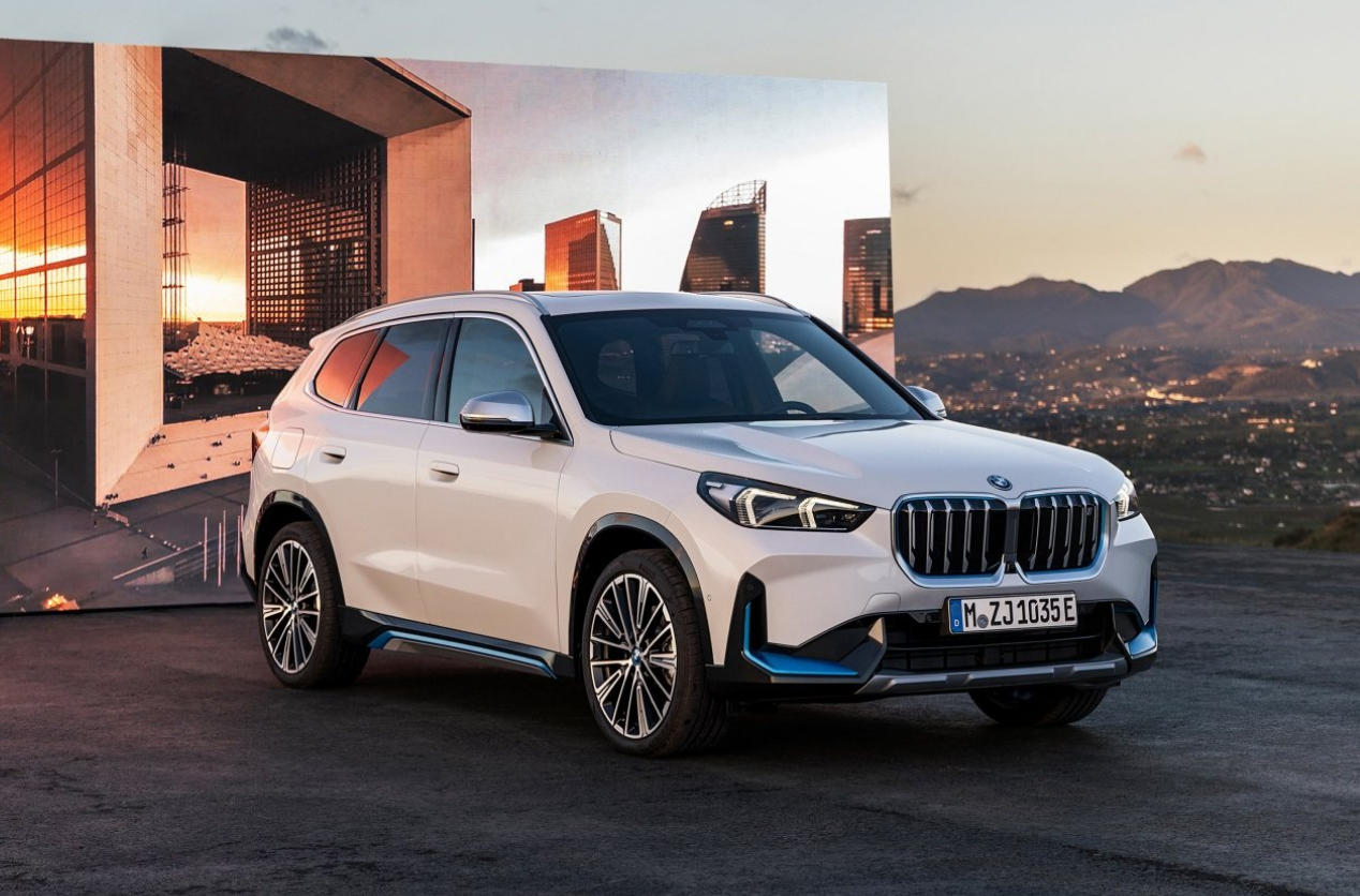 新一代宝马x1实车现身车身加长有气场银色涂装更豪华