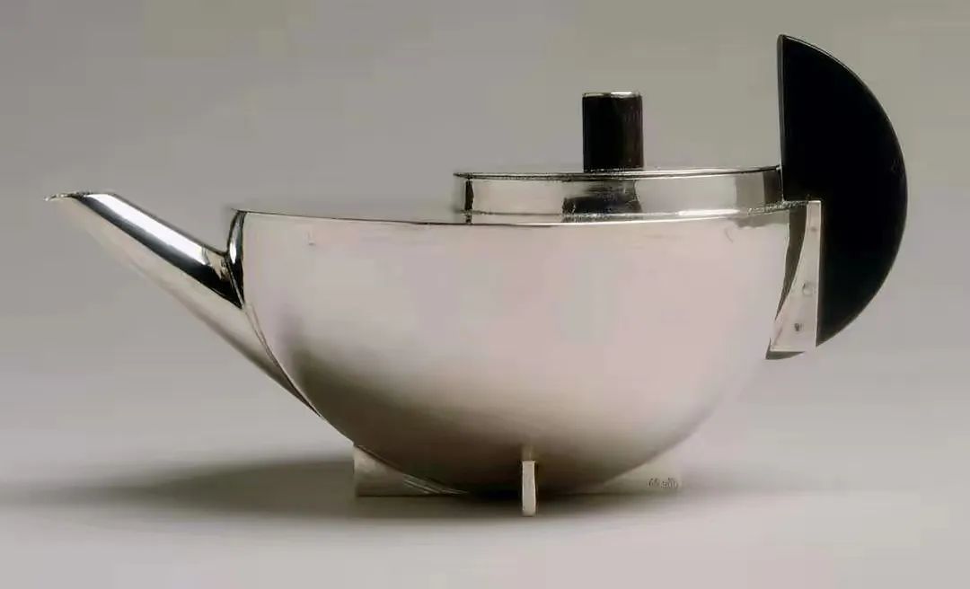 玛丽安·布兰德设计的茶壶。
