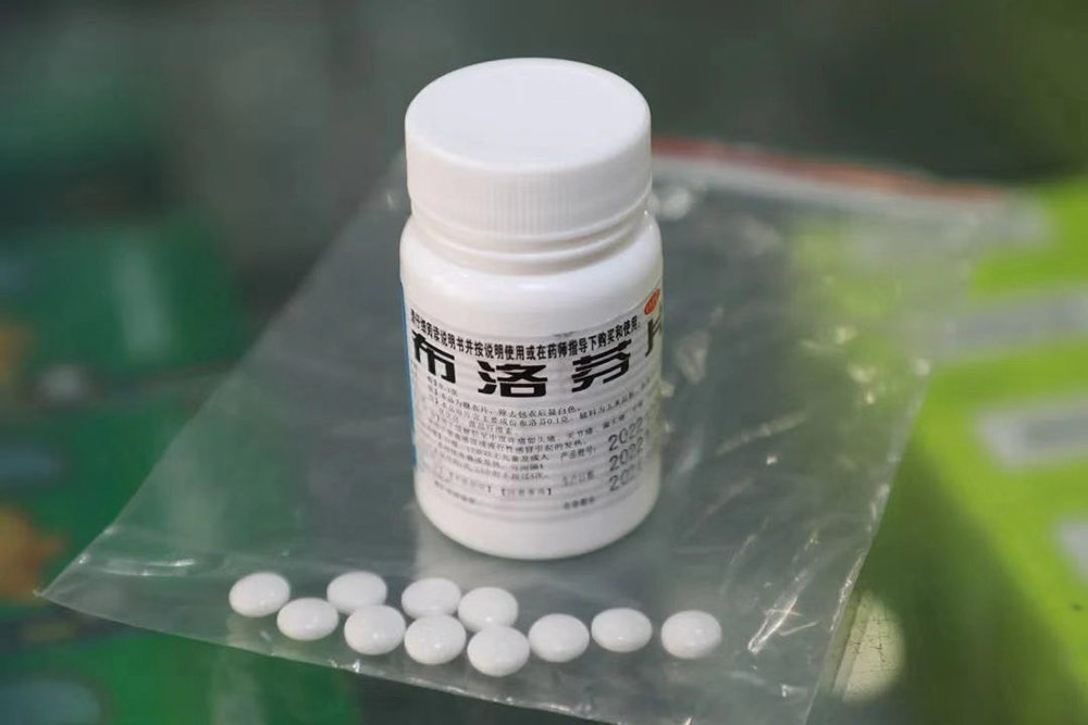 毛伊婷把仅有的几粒布洛芬分了一半给前来买药的张堰镇秦山村村民胡春泉。