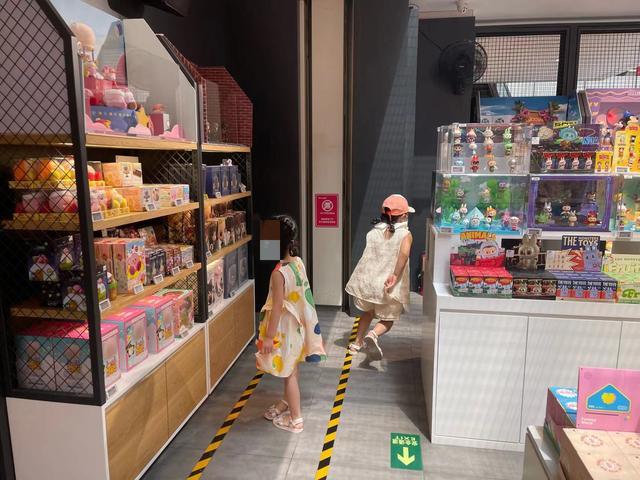 正值暑假，不少孩子在泡泡玛特门店选购心仪的玩偶。图/新京报贝壳财经记者 于梦儿 摄