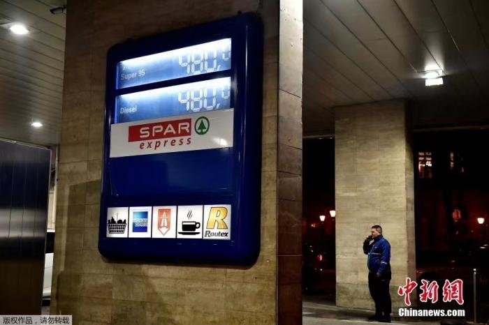 2022年12月6日，匈牙利布达佩斯，一家加油站标志牌上出现480福林/升的燃油价格上限。
