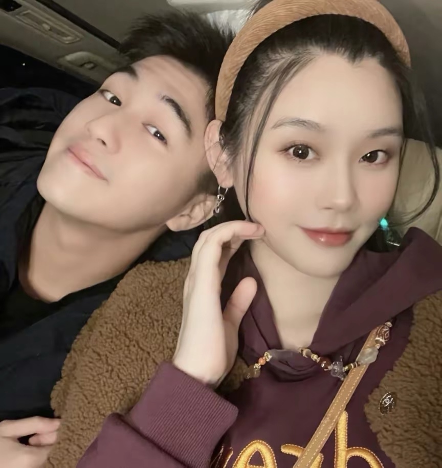 奚梦瑶晒与老公何猷君贴脸合照网友称赞两人太有夫妻相