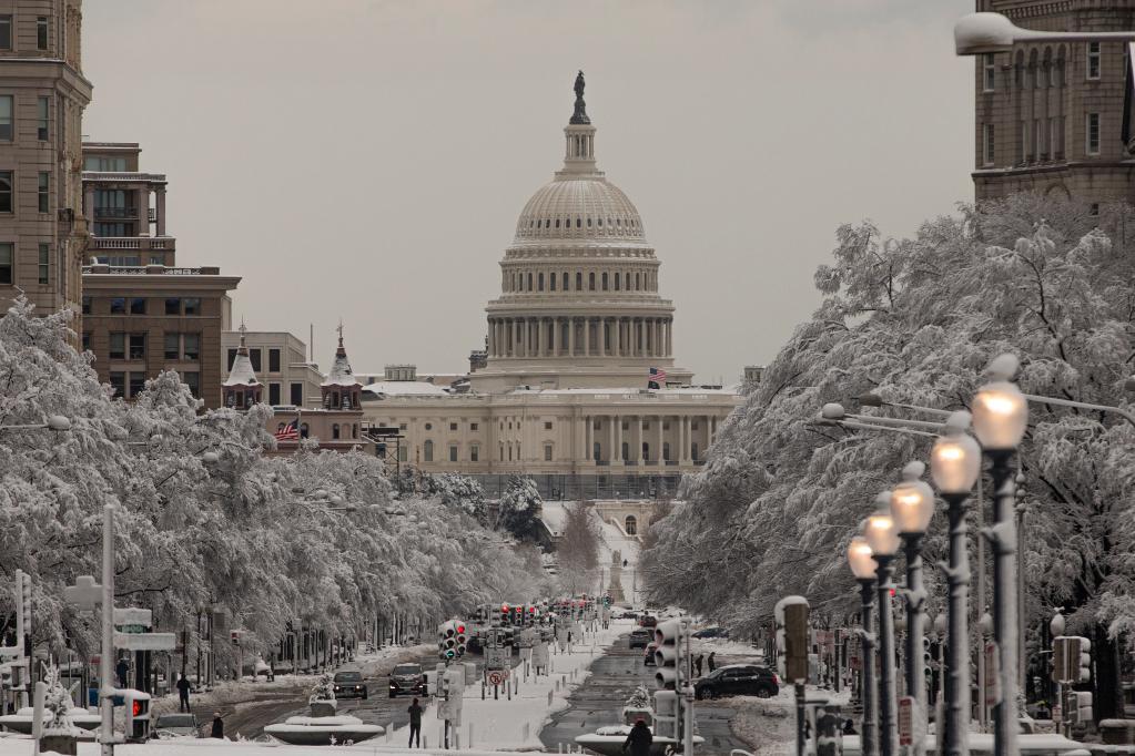 这是1月3日在美国首都华盛顿拍摄的雪后的国会大厦。新华社发（阿伦摄）