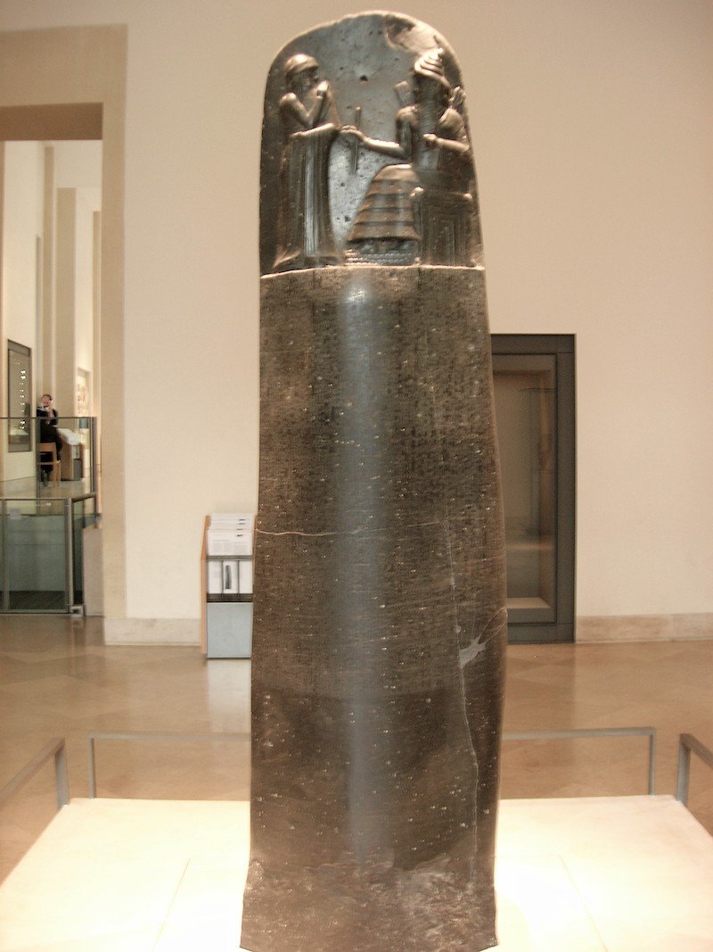 《汉谟拉比法典》石柱，黑色玄武岩，高225厘米，藏于卢浮宫。