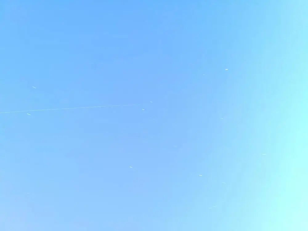 3月27日，中国空间站组合体、天舟二号货运飞船飞越北京上空。（沈京玲 摄）