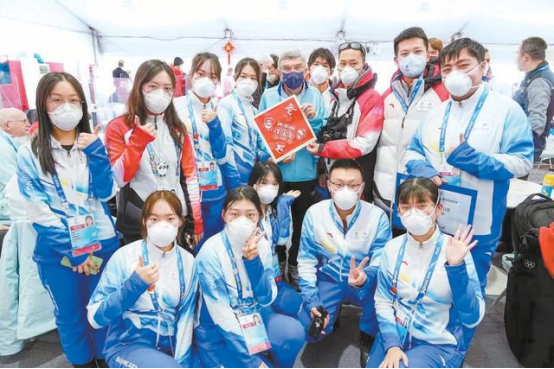 国际奥委会主席巴赫在延庆赛区与志愿者们合影。（图片来源：北京日报）