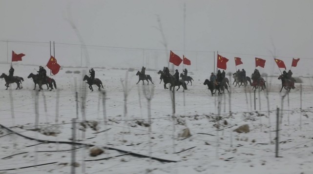 牧民自发组成骑行队伍护送国家队队员出征冬奥会。