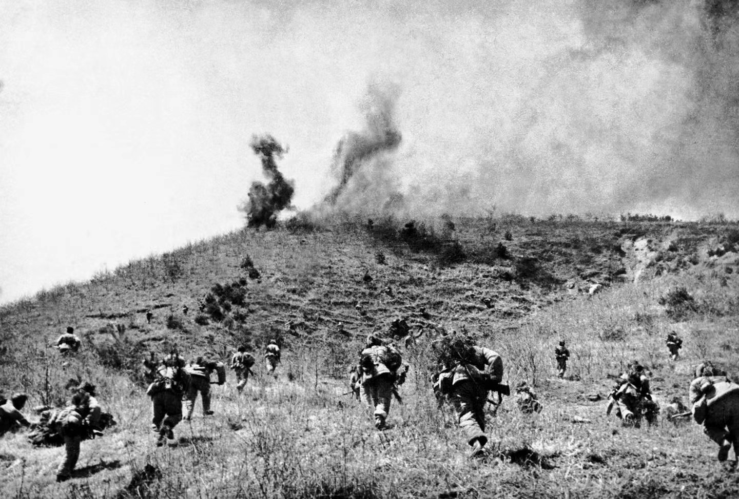 1950年10月至1951年6月，中朝军队连续发动五次战役，共歼敌23万余人，将敌人赶回三八线，敌我双方转入战略对峙。这是志愿军某部渡过汉江后围歼残敌。