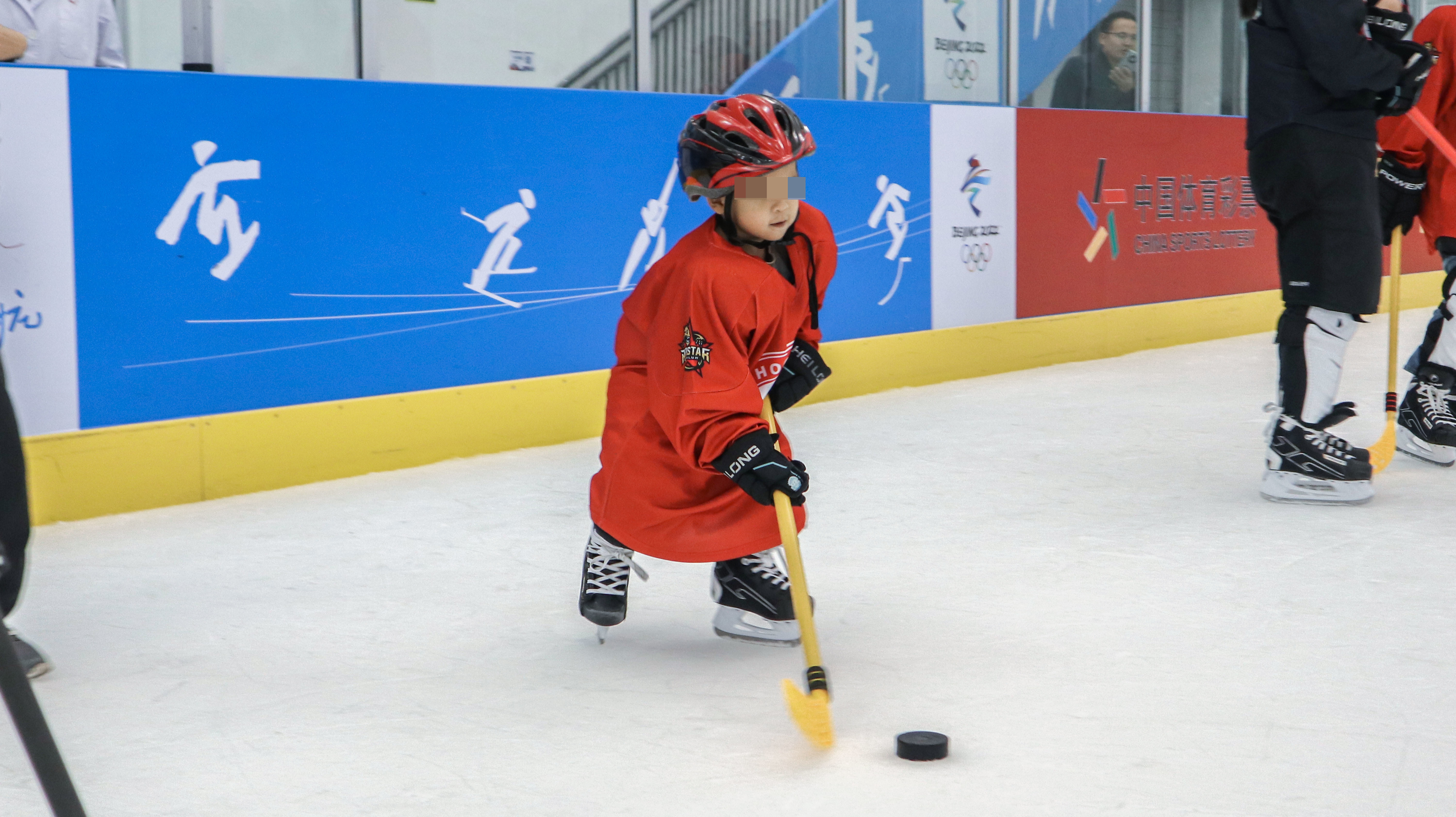 “不再孤独冰球队”的小队员在练习击球。受访者供图