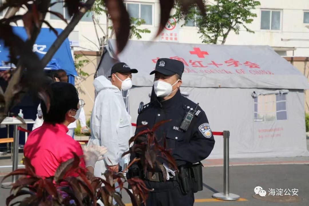 坚守一线有警察蓝在请群众放心