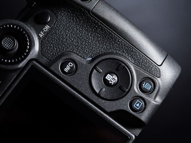 【有料评测】佳能EOS R7评测:全能的便携微单相机