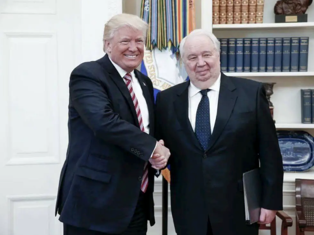 · 时任美国总统特朗普（左）会见俄罗斯大使基斯利亚克。