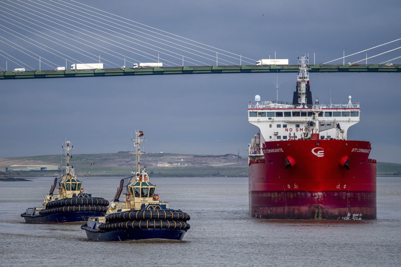 一艘装载俄罗斯石油产品的油轮驶入英国珀弗利特港