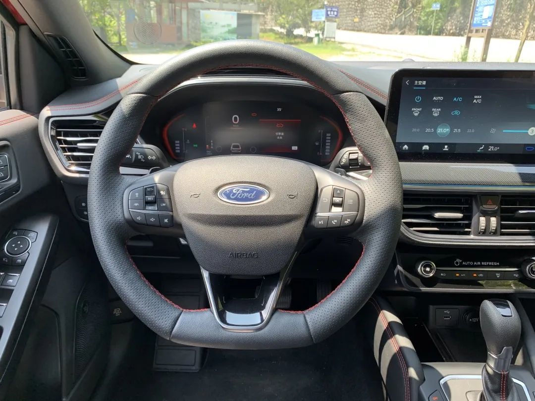 四缸与运动悬架不是它的全部优点——新福克斯st-line_凤凰网汽车