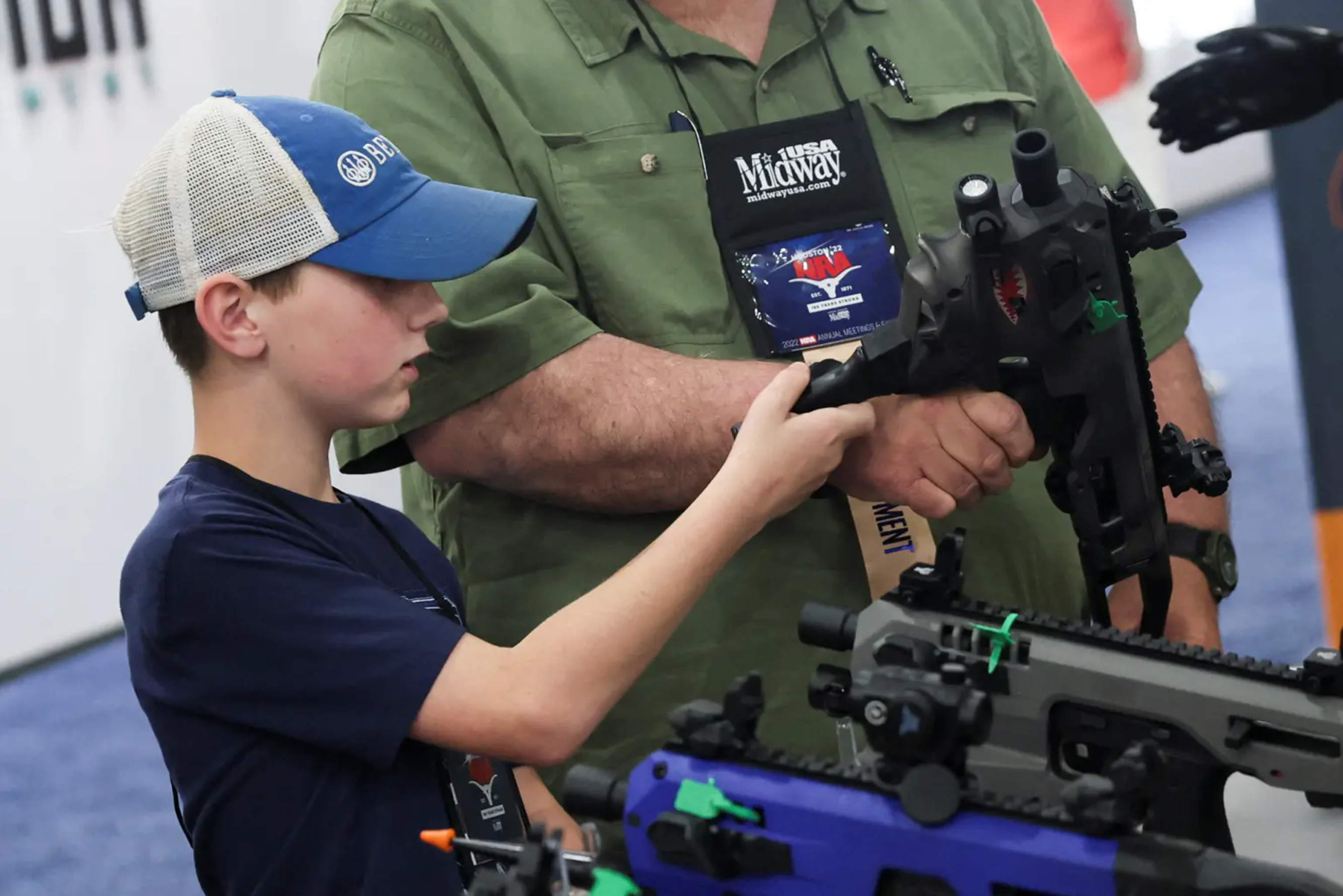 当地时间5月27日，美国步枪协会年度大会上，一个孩子正在看手枪改装套件