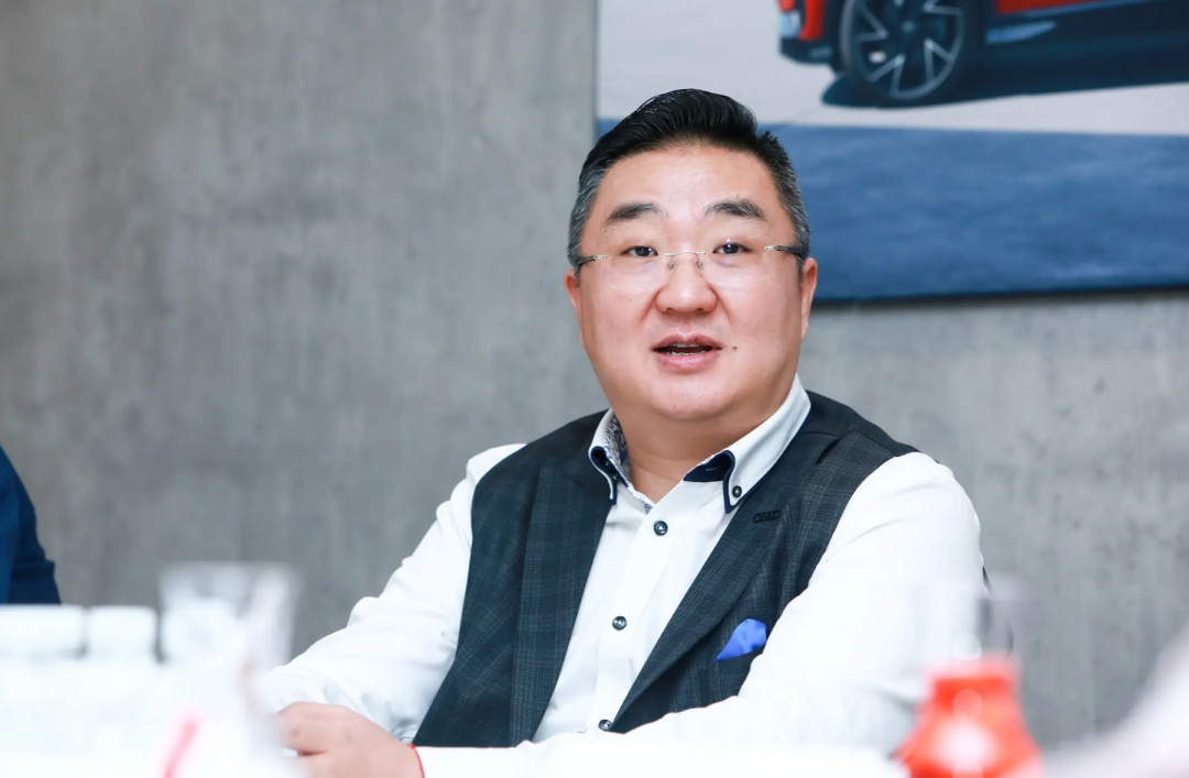 王鑫一年前的2021年4月1日,原任上汽大众汽车销售公司总经理的贾鸣 