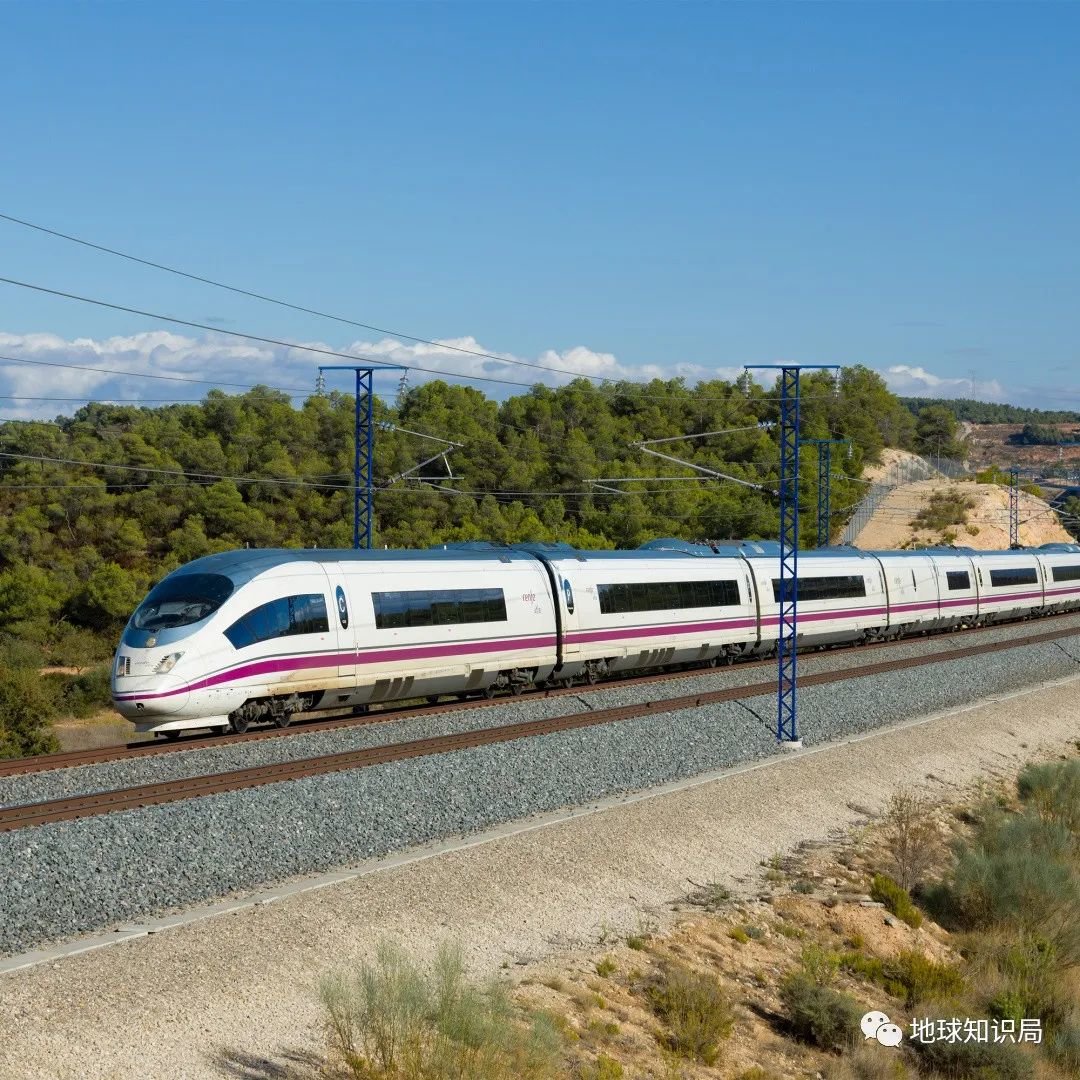 运行于马德里－巴塞罗那高速铁路的S103 是基于德国ICE3进行设计的（图：wiki）