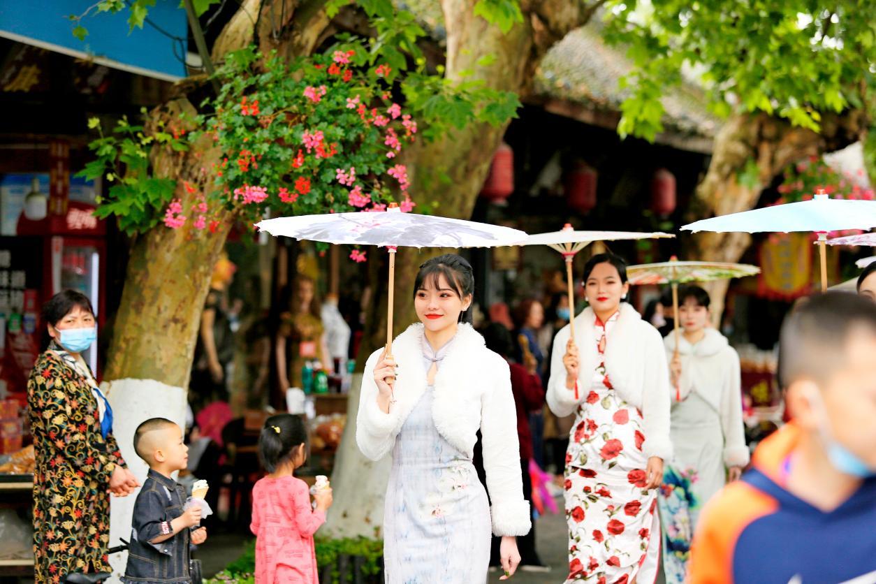 云游安仁看旗袍安仁古镇成五一热门打卡地