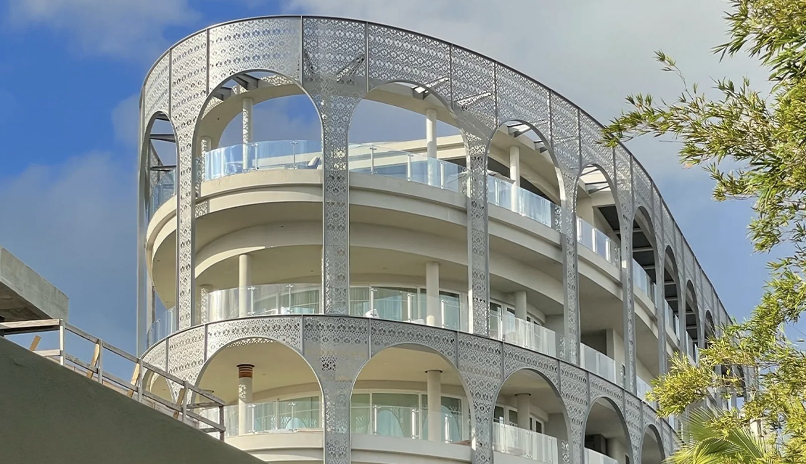 山姆·班克曼-弗里德价值3000万美元的顶层公寓所在建筑，因其定制的兰花镂空外墙而得名，其灵感来自新奥尔良的法国区。图片来源：福克斯新闻