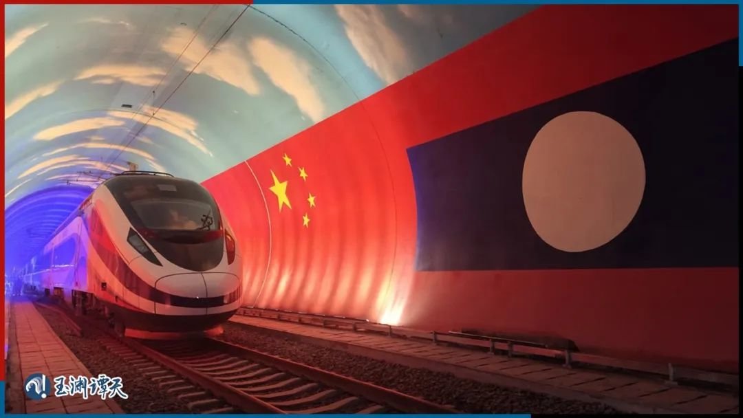 ｜｜“澜沧号”动车组列车通过隧道内的中老边界线