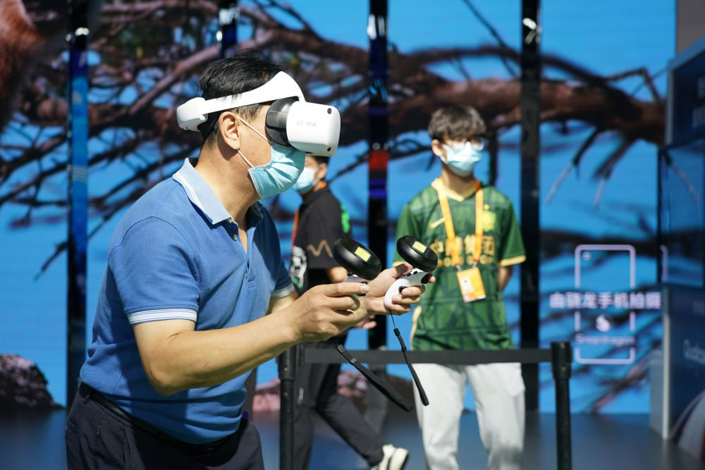 ↑9月1日，在国家会议中心，观众体验工体元宇宙GTVerse。