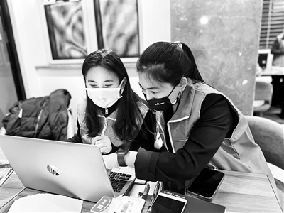 东城青年突击队队员，正在参与时空密接和高风险人群流调溯源工作，核查重点人群行动轨迹 供图/东城团区委