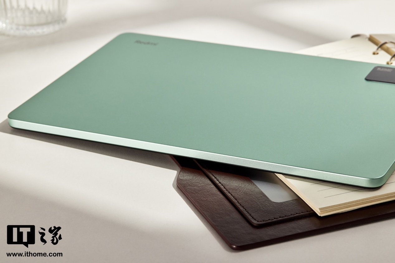 桌子上的电脑和手机