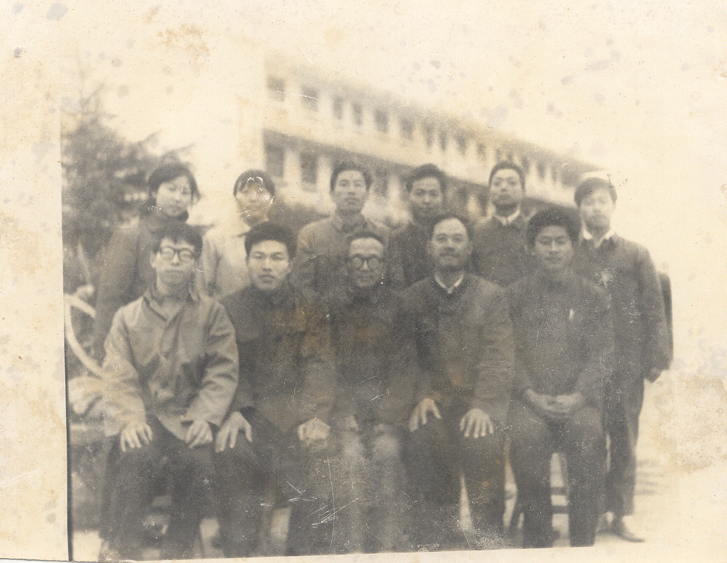 (留校实习生与大学班主任郭二男合影,后排右一为王才林,前排右二为郭二男)