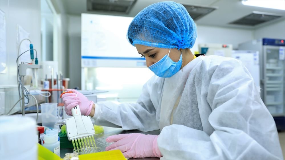 科研人员在哈萨克斯坦努尔苏丹的中哈农业科学联合实验室工作(2021