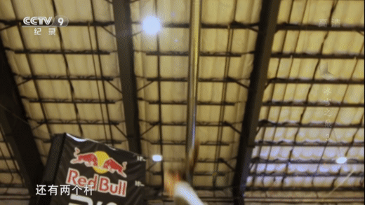 谷爱凌在蹦床上训练后空翻