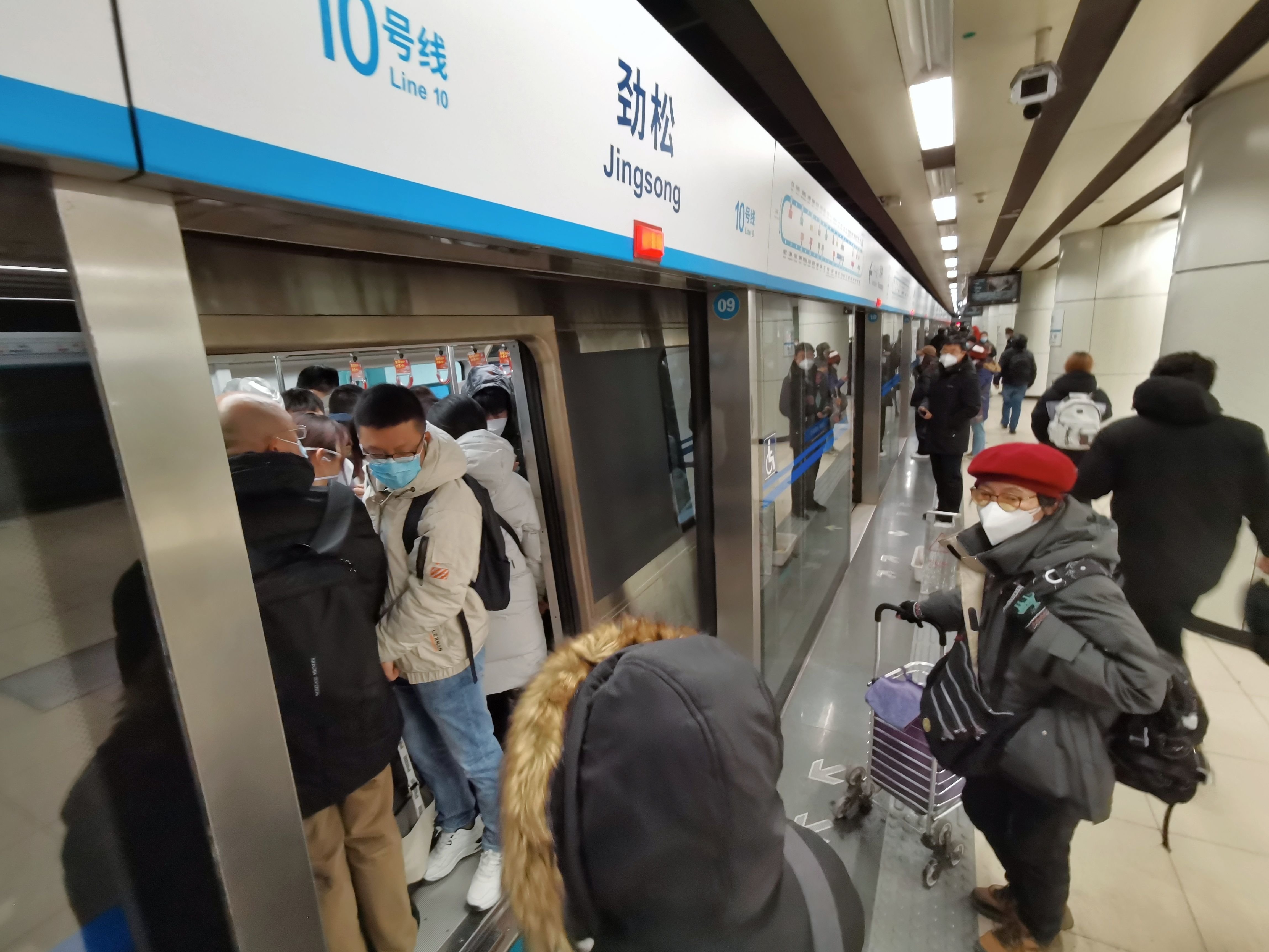 北京地铁客流明显上涨 部分车站乘客上不去车_凤凰网