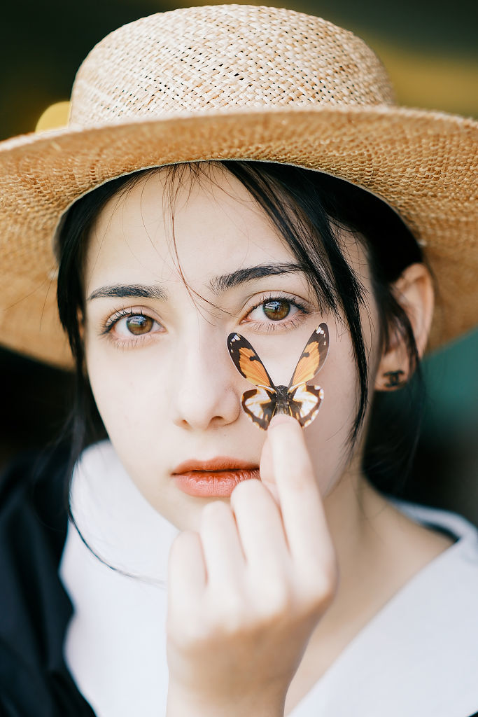 汇聚星旗下演员阿依夏夏日质感画报释出 戴草帽穿长裙满满度假风_凤凰网