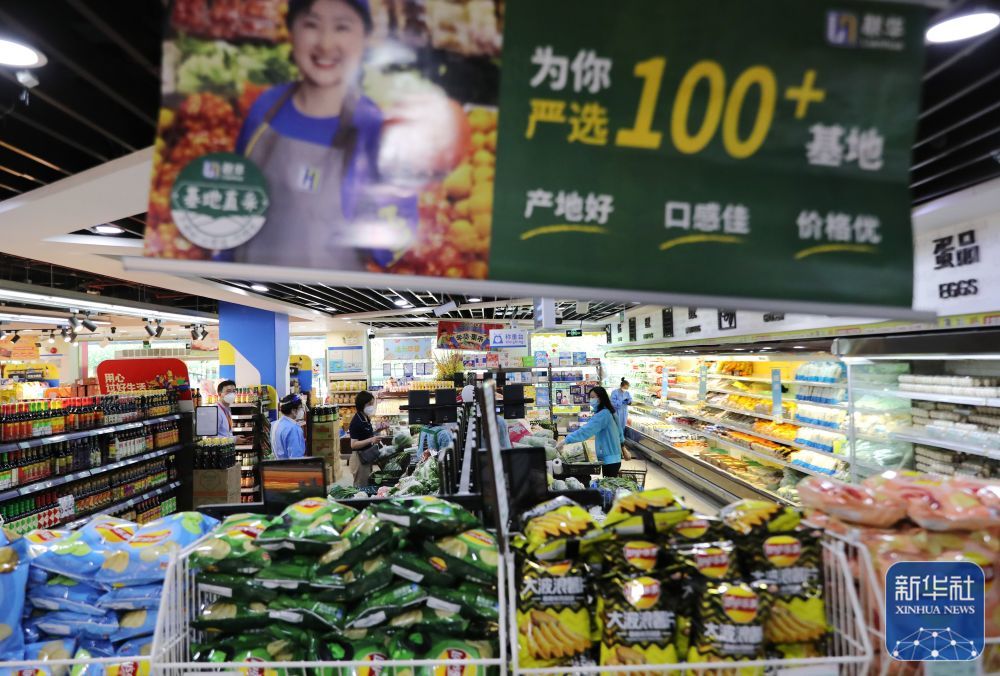 5月17日，市民在上海市静安区的一家超市内选购商品。新华社记者 方喆 摄