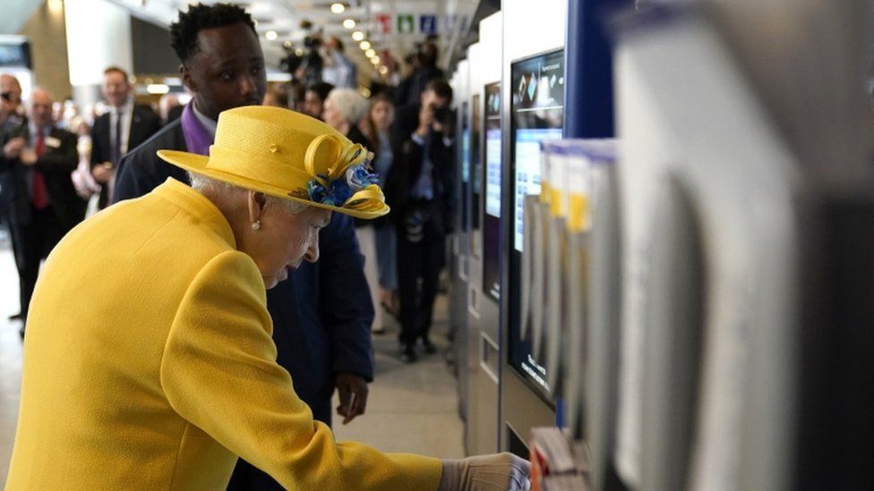 英女王出席伊丽莎白线竣工仪式，英媒意外