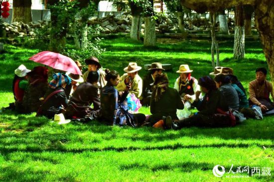 拉萨市民在绿意盎然的公园里享受生态宜居之美。人民网 李海霞 摄
