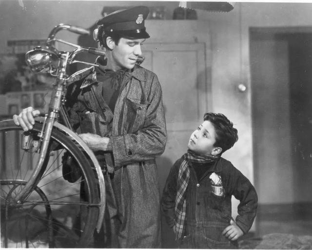 《偷自行车的人》（Ladri di biciclette 1948）剧照。